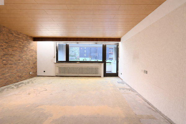 Wohnzimmer mit Zugang zum Balkon