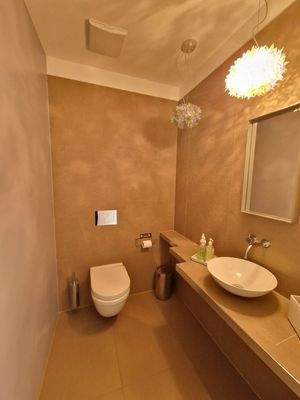 Moderner Damen-WC-Raum