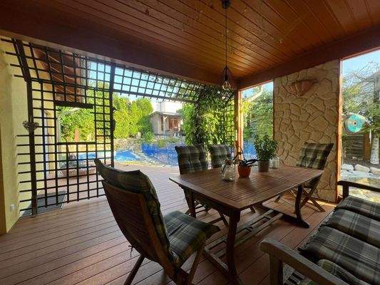 Überdachte große Terrasse