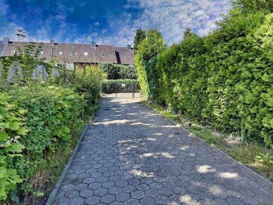 die Grundstückseinfahrt