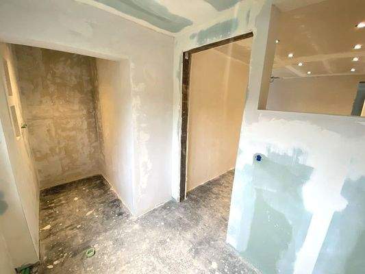 Obergeschoss: Vorraum zum geplanten Standort der Dusche im Tageslichtduschbad / Hauseingangsseite