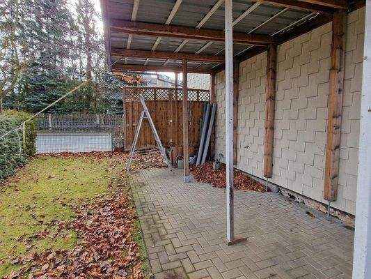 Grundstückseinfahrt mit überdachter Stellfläche