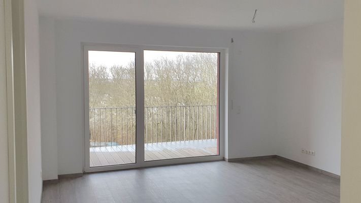 Wohnzimmer mit Balkon