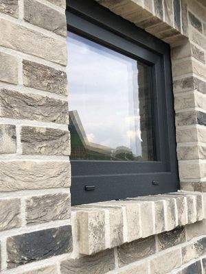 Fenster außen grau, innen weiß