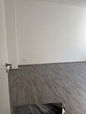 Leere Wohnung mit Holzboden