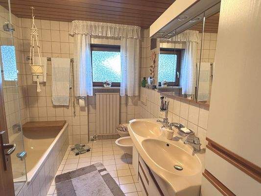 Bad mit Wanne, Dusche und WC