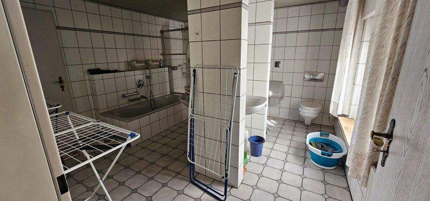 Zweites Badezimmer + Waschraum