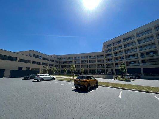 Wohnanlage mit Parkplatz