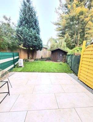 Sonniger Garten mit Gartenhäuschen