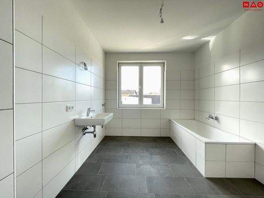 Badezimmer mit Fenster