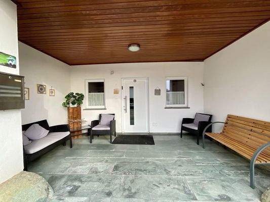 überdachter Eingangsbereich