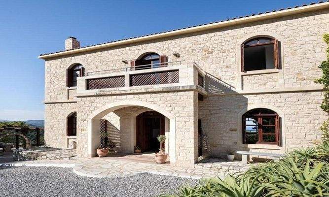 Kreta, Kournas: Luxuriöse Steinvilla mit Meer- und Bergblick