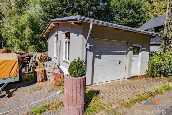 Garage neben dem Parkplatz