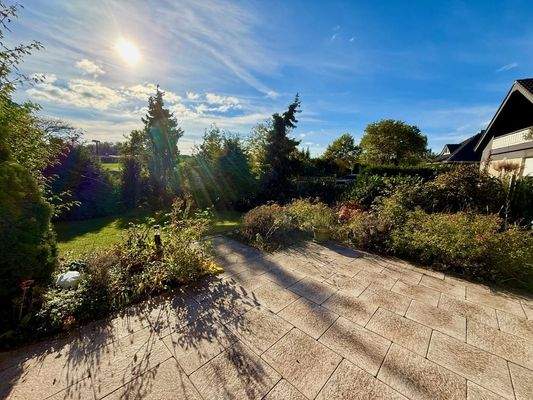 Terrasse mit Blick in den Garten