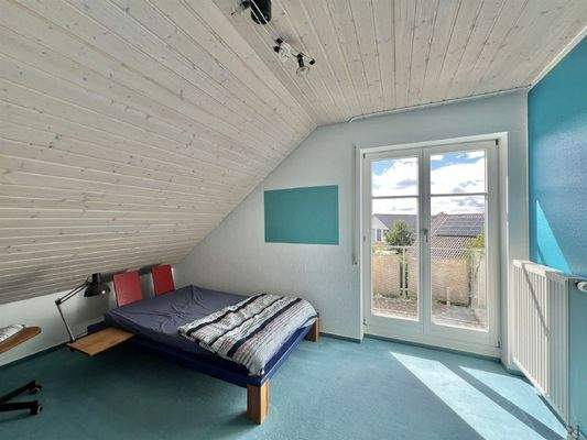 1. Schlafzimmer mit Zugang zum Balkon DG