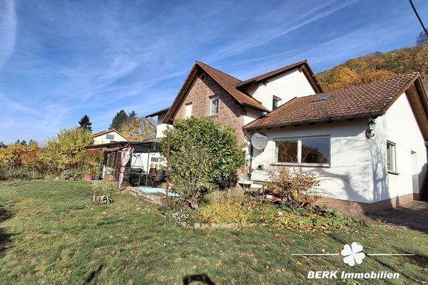 Außenansicht vom Haus und Garten 