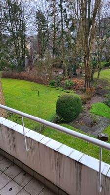 Blick vom Balkon in den rückwärtigen Garten