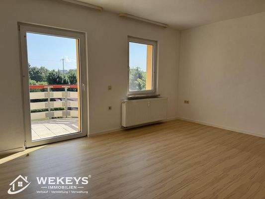 Wohnzimmer mit Blick zum Balkon