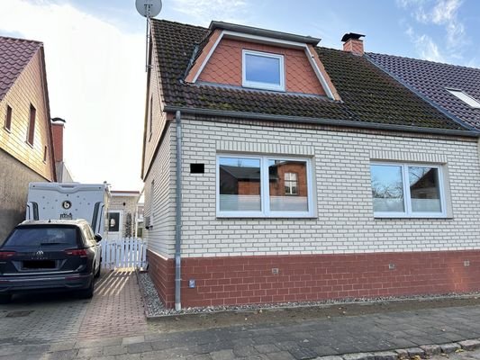 Hausansicht mit Zufahrt