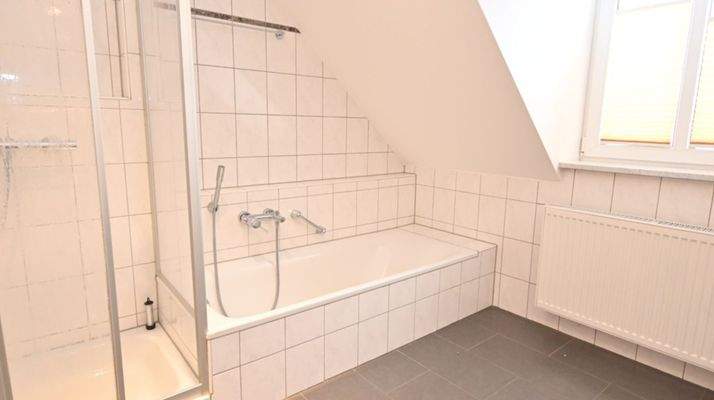 Bad mit Dusche und Badewanne