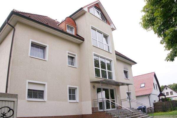 Haus mit Treppe zum Eingang_neu