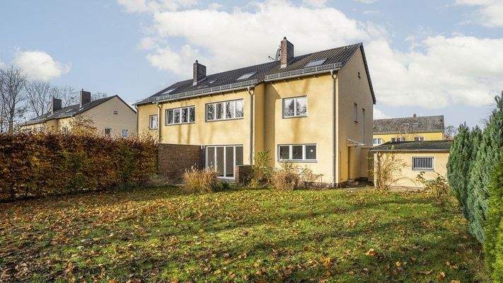 Blick vom Garten auf das Haus