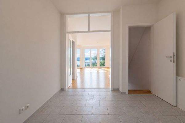 Eingangsbereich mit Zugang zum Wohnbereich und Souterrain