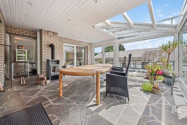 Heller Wintergarten mit Kamin