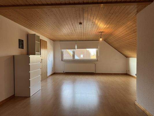 großes Zimmer im Dachgeschoss