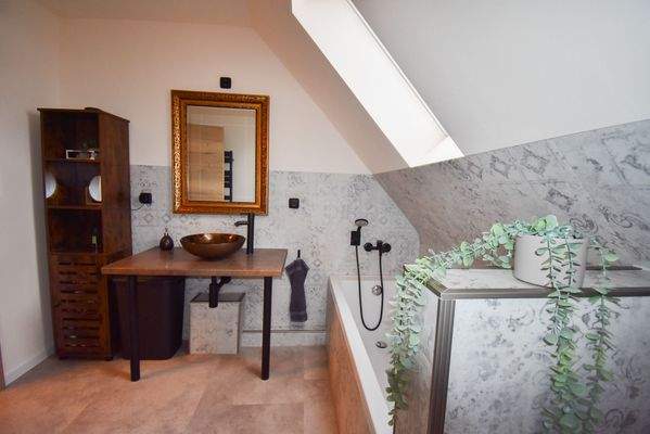 Badezimmer OG mit Badewanne & Dusche