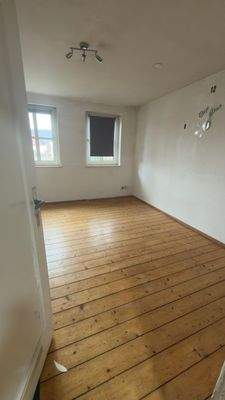 Helles Zimmer mit Holzboden