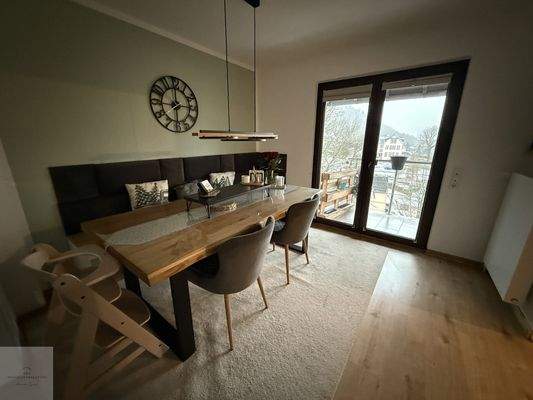 Essbereich mit Zugang zur Loggia