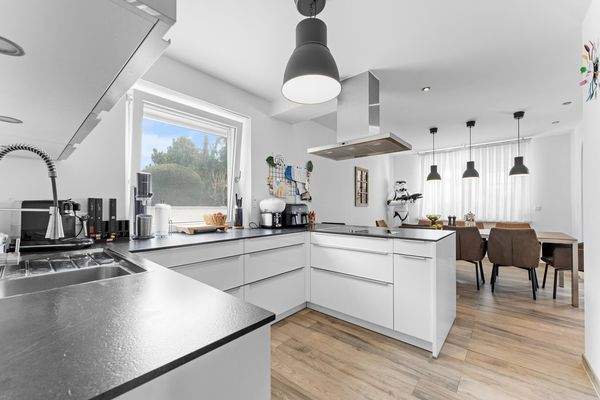 Offene Küche mit Essbereich (Wohnung 2)