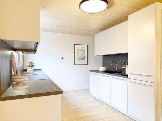 Moderne Küche mit Holzdecke