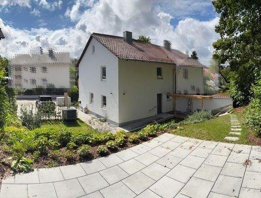 Hausansicht mit Terrasse