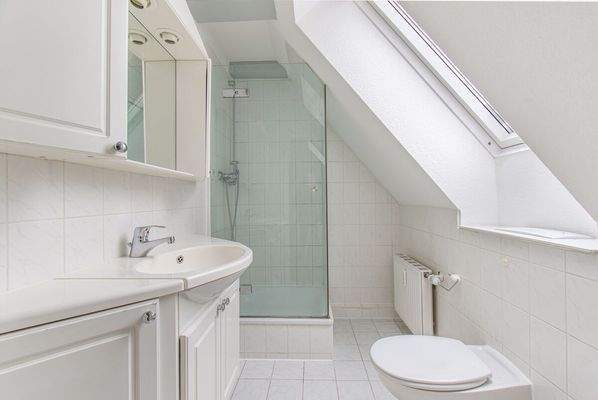 Duschbad im Dachgeschoss mit Velux-Fenster