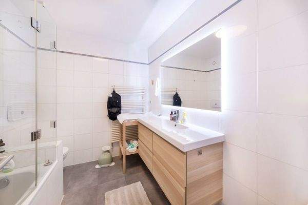 Modernes Bad mit Wanne