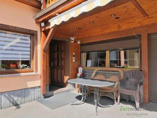 überdachte Sitzecke am Eingang