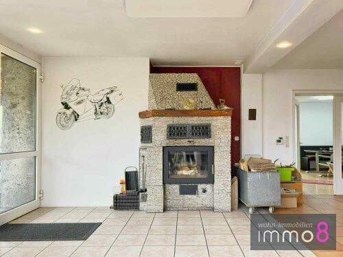 mit großem Kaminofen