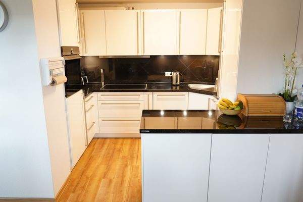 offene Küche inkl. hochwertiger EBK im OG