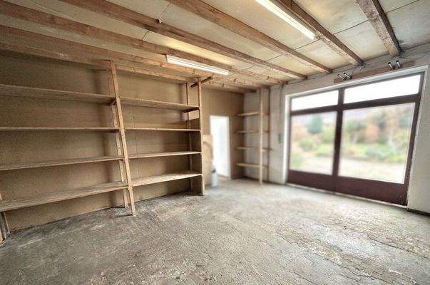 Geräumiger Mehrzweckraum mit viel Platz – ideal als Werkstatt, Lager oder individuell nutzbar