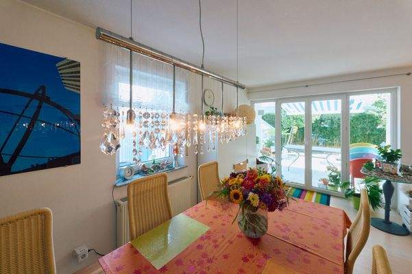 Erdgeschoss, Essbereich mit Blick zur Balkontüre 