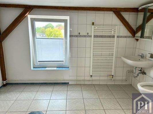 Handtuchheizung und Fenster