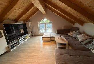 Highlight Wohnzimmer mit Galerie, Sichtdachstuhl, Dach und Giebelfenster, integrierte LED-Beleuchtung u.v.m. 
