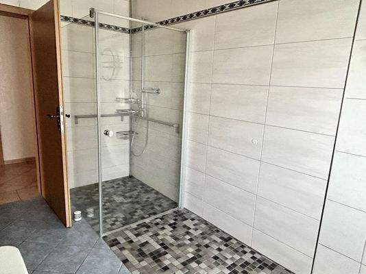 Geräumige Dusche