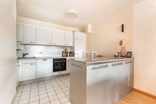 Voll ausgestattete Küche in zeitlosem Design