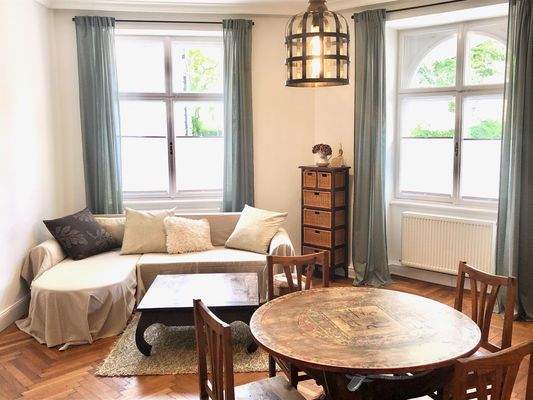 Wohnzimmer mit Couch (ausziehbar für zwei weitere Personen)