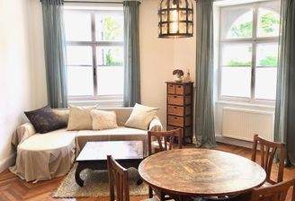 Wohnzimmer mit Couch (ausziehbar für zwei weitere Personen)