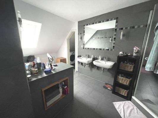 Waschbecken und Dusche im DG