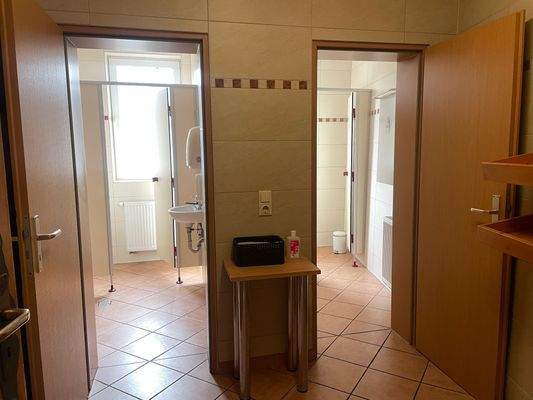 Toiletten m Wickeltisch